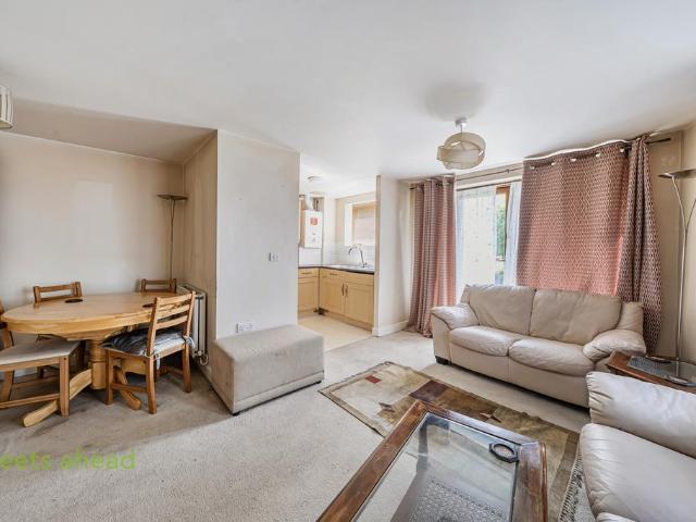 Flat for sale in London Borough of Croydon, Greater London