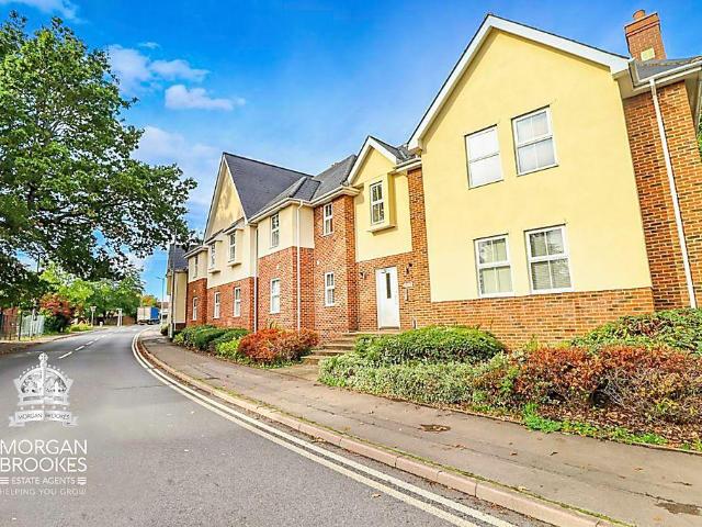 Flat for sale in Barling, Essex
