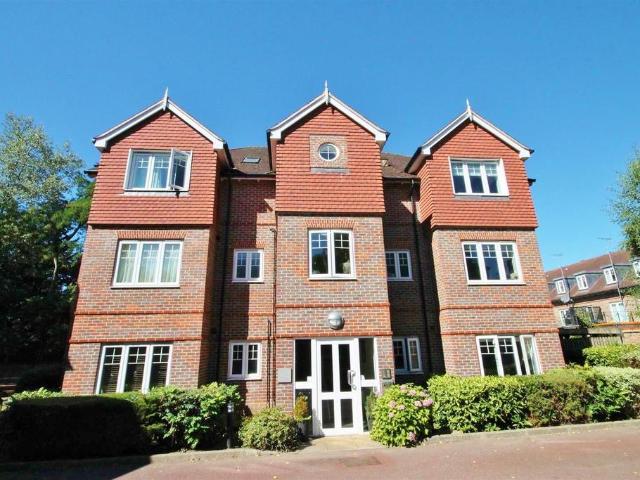 Flat for sale in Radlett, Hertfordshire