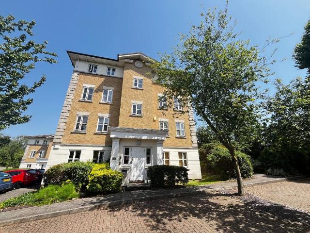 Flat for sale in Gidea Park, Greater London
