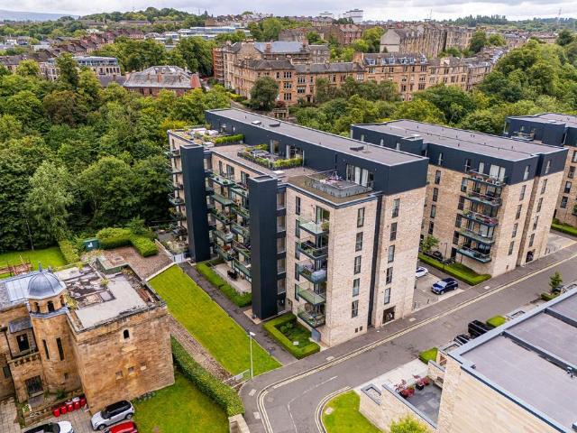 Flat for sale in Hillhead, Scotland