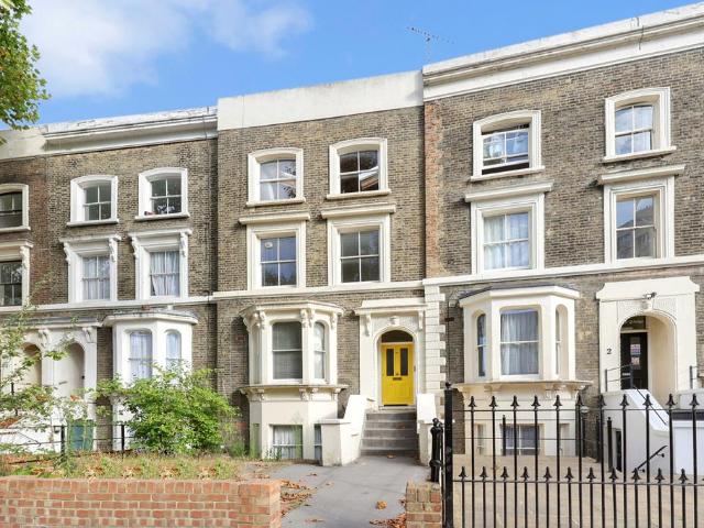 Flat for sale in Globe Town, Greater London