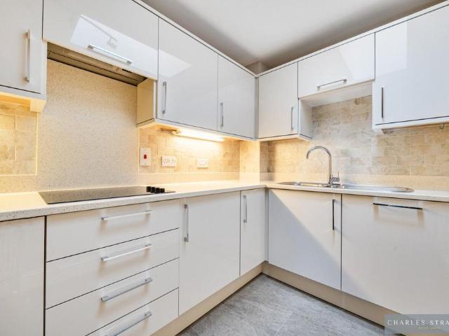 Flat for sale in Gidea Park, Greater London