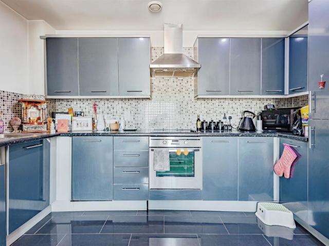 Flat for sale in Red Hill, Surrey