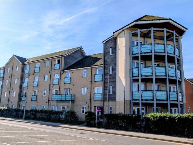 Flat for sale in Dunstable, Bedfordshire