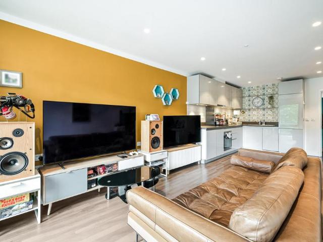 Flat for sale in Canning Town, Greater London