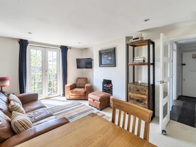 Flat for sale in North Sheen, Greater London