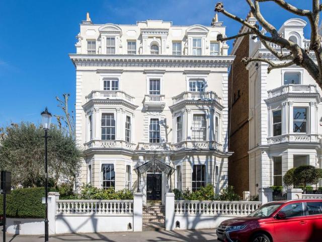 Flat for sale in Royal Borough of Kensington and Chelsea, Greater London
