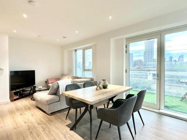 Flat for sale in Canning Town, Greater London