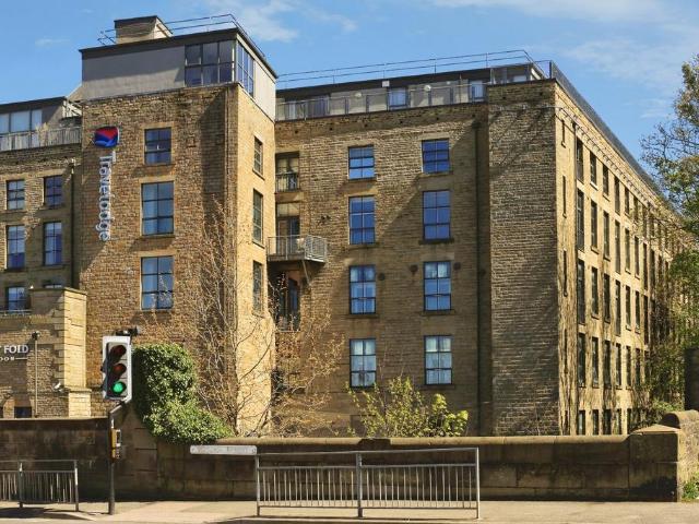 Flat for sale in Whitfield, Charlesworth