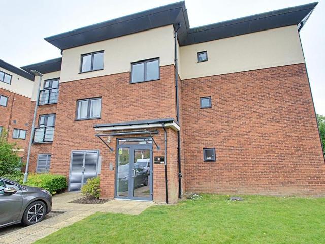 Flat for sale in Batchworth, Hertfordshire