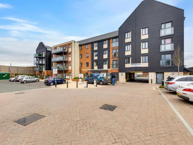 Flat for sale in Hook, Hart