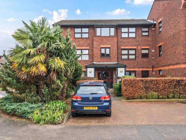 Flat for sale in Wellington Court, Greater London