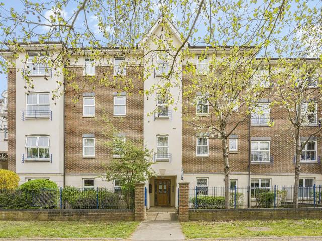 Flat for sale in Norbiton, Greater London