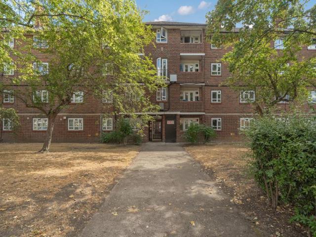 Flat for sale in Horn Park, Greater London