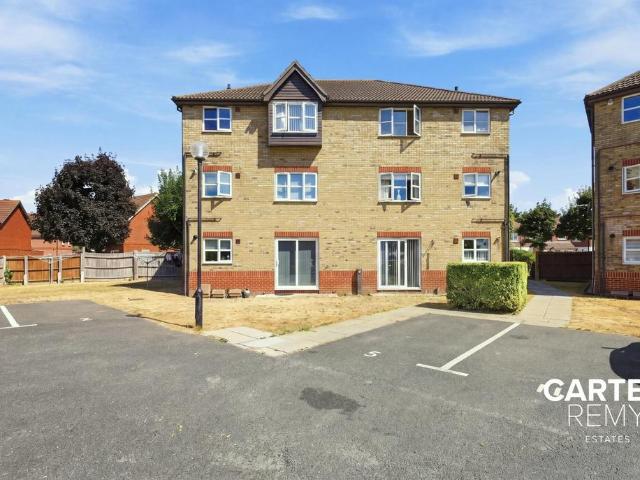 Flat for sale in South Ockendon, Essex