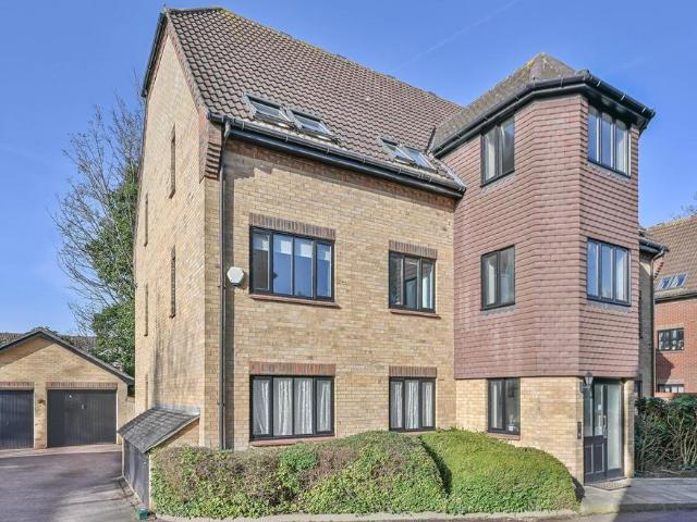 Flat for sale in Navestock Side, Essex
