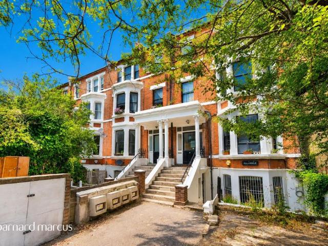 Flat for sale in Stockwell, Greater London