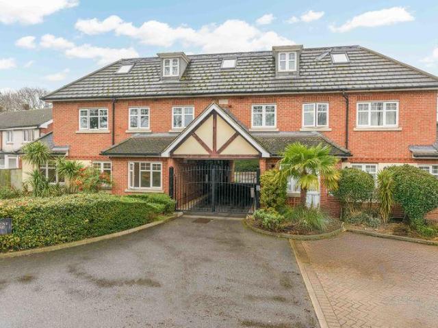 Flat for sale in Addlestone, Runnymede