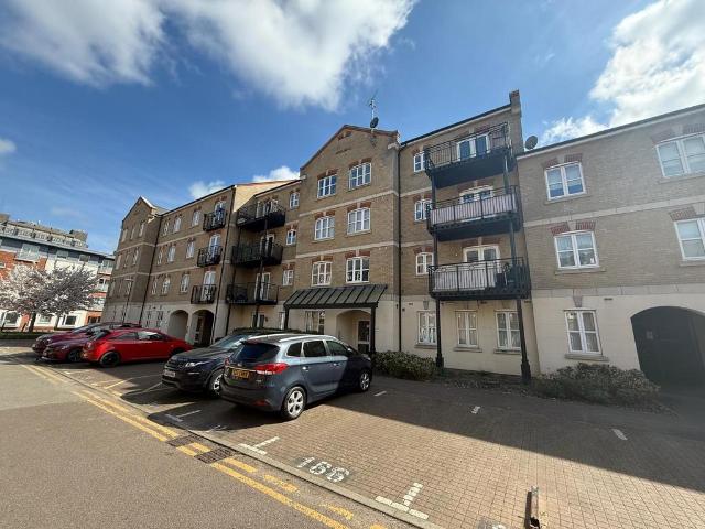 Flat for sale in Southcourt, Aylesbury
