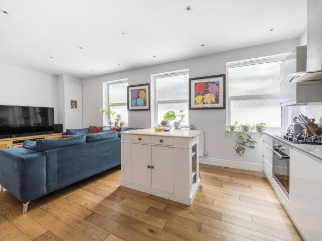 Flat for sale in Clewer Green, Windsor