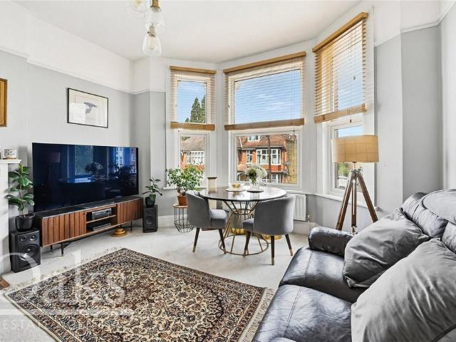 Flat for sale in Streatham, Greater London