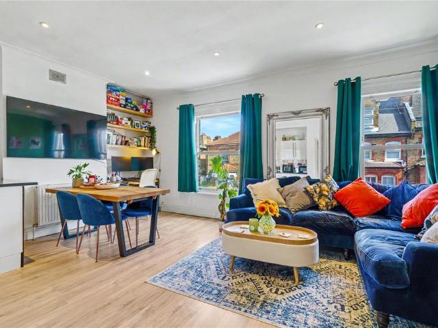 Flat for sale in Balham, Greater London