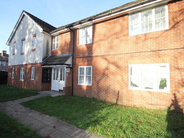 Flat for sale in Hayes, Greater London