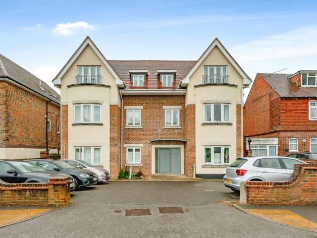 Flat for sale in Red Hill, Surrey