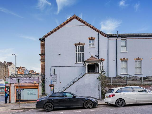 Flat for sale in London Borough of Croydon, Norbury