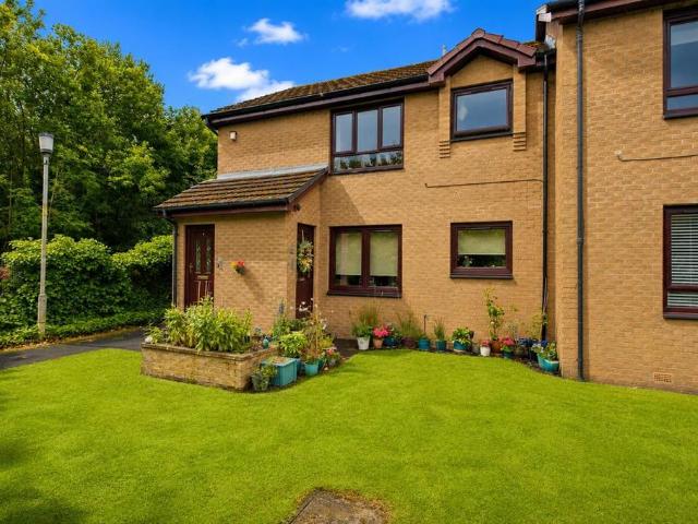 Flat for sale in Hamilton, Scotland