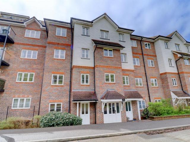 Flat for sale in Loudwater, Buckinghamshire