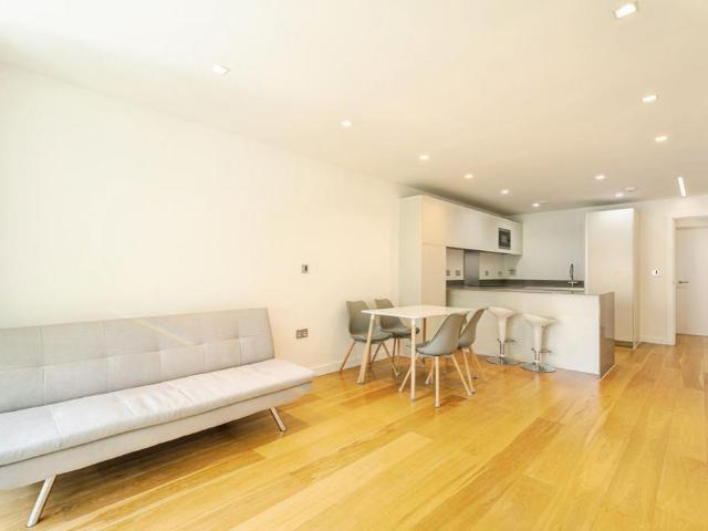 Flat for sale in Hoxton, Greater London