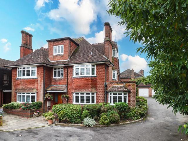 Flat for sale in Hatching Green, Five Acres