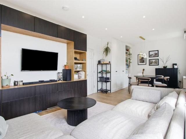 Flat for sale in Palmers Green, Greater London