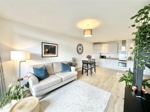 Flat for sale in Sale, Trafford