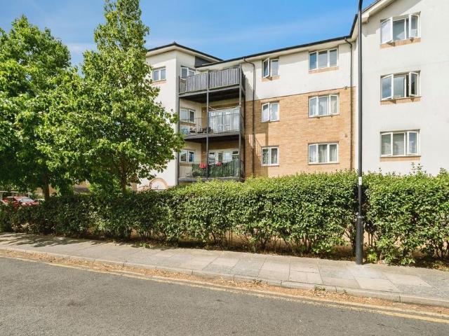 Flat for sale in Ponders End, Greater London