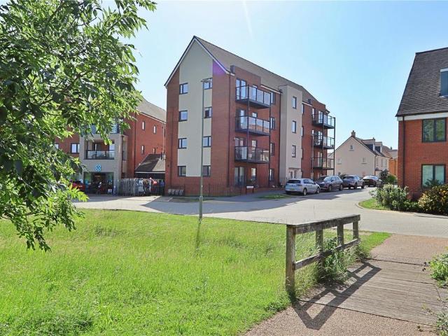 Flat for sale in Kingsmead, Shenley Brook End