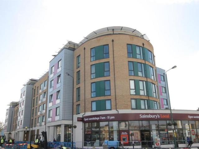 Flat for sale in Hackbridge, Greater London