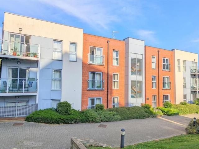 Flat for sale in St Albans, Five Acres