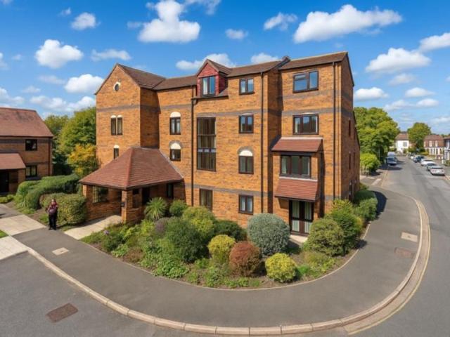 Flat for sale in St Albans, Five Acres