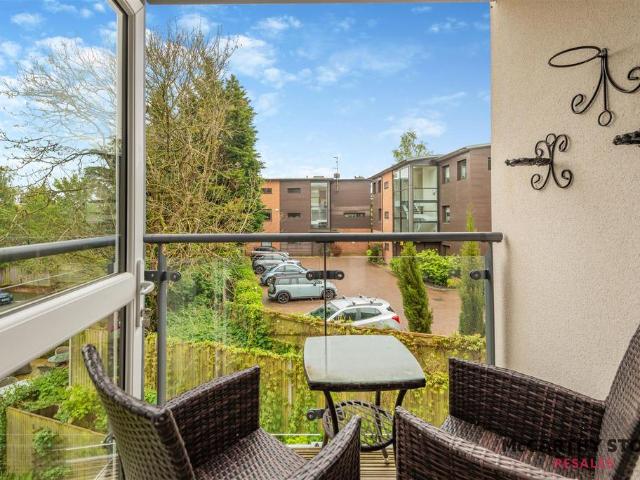 Flat for sale in Henley-on-Thames, Berrick Salome