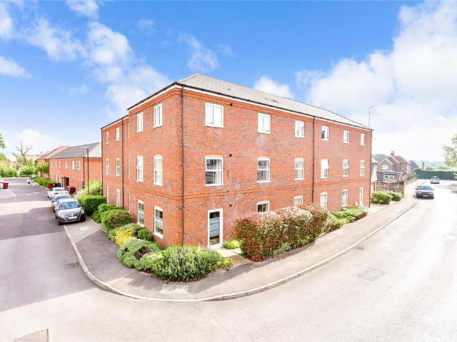 Flat for sale in Littlecote, West Sussex