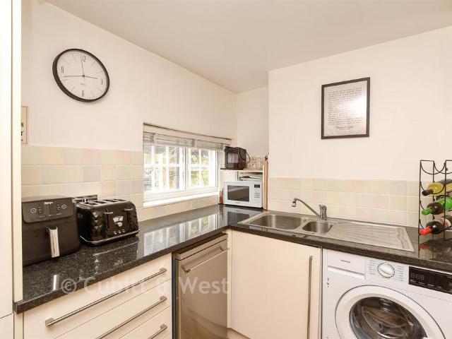 Flat for sale in Rose Hill, Pachesham Park