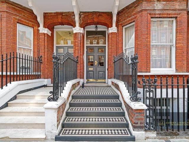 Flat for sale in South Kensington, Greater London
