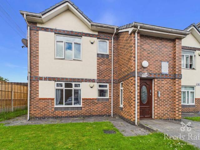 Flat for sale in Calderstones