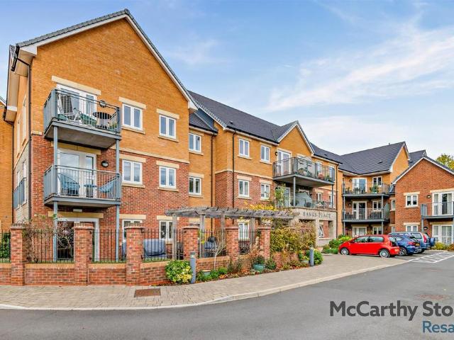 Flat for sale in North Wroughton, Swindon