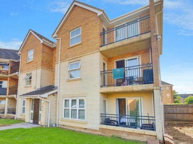 Flat for sale in Noak Hill, Essex