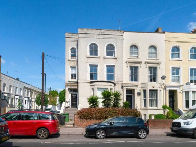 Flat for sale in Finsbury Park, Greater London