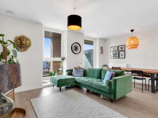 Flat for sale in Woodberry Down, Stoke Newington